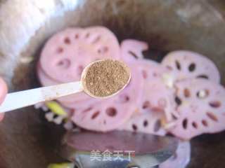 清炒胭脂藕的做法步骤：4