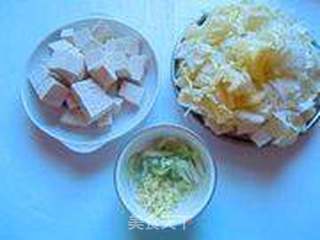 简单家常菜——白菜帮烧豆腐的做法步骤：2
