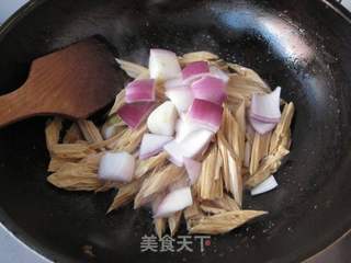 给寒冬增温—豉香腐竹鱼头煲的做法步骤:6