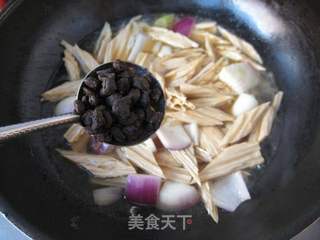 给寒冬增温—豉香腐竹鱼头煲的做法步骤:7