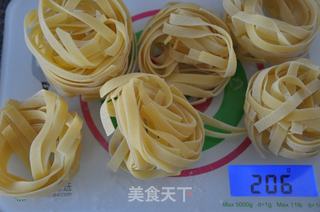 Truffe Tagliatelli – 意大利宽面  配 松露奶油汁的做法步骤：1