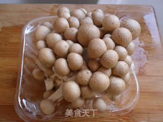 蟹味菇鱼头豆腐煲的做法步骤：1