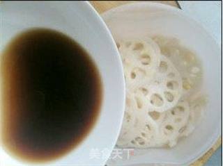糖醋藕片 。的做法步骤:7
