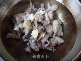 冬日添温暖---------------鲜菇土鸡煲的做法步骤:5