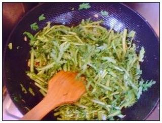 虾皮炒茼蒿 。的做法步骤：4