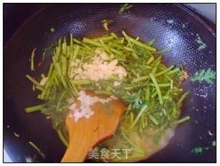 虾皮炒茼蒿 。的做法步骤：5