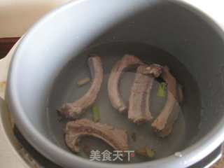 冬季养生汤：虫草萝卜排骨汤的做法步骤：3
