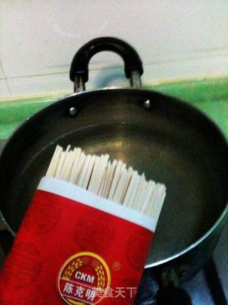 青菜菌菇牛筋汤面的做法步骤:2