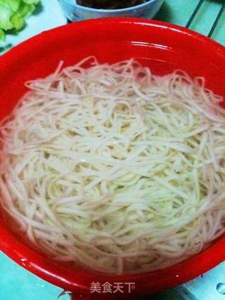青菜菌菇牛筋汤面的做法步骤:3