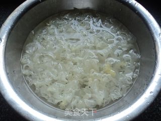 【冰糖银耳胶质羹】的做法步骤:3
