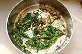 蚝油核桃菠菜的做法步骤:6