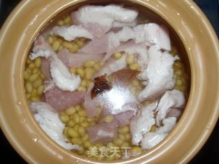 【电磁炉砂锅版】黄豆猪肉煲的做法步骤：3