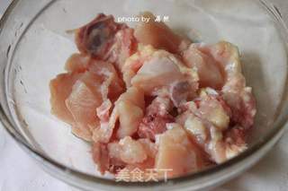 【生炒沙姜鸡】老一辈热衷的一道开胃驱寒传统菜的做法步骤:2