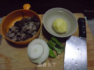 香菇土豆片的做法步骤：1