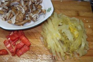 美味家常 酸菜炒肥肠的做法步骤：2