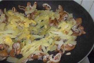 美味家常 酸菜炒肥肠的做法步骤:4
