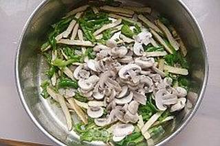 香干炒蘑菇的做法步骤：6