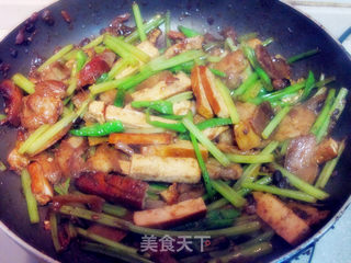 西芹豆干回锅肉的做法步骤：9