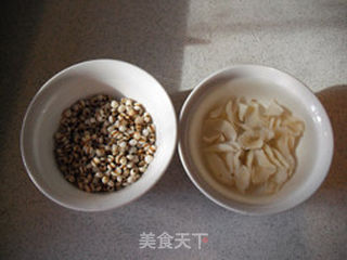 白皙肌肤素颜出门不再是梦——薏米百合粥的做法步骤：1