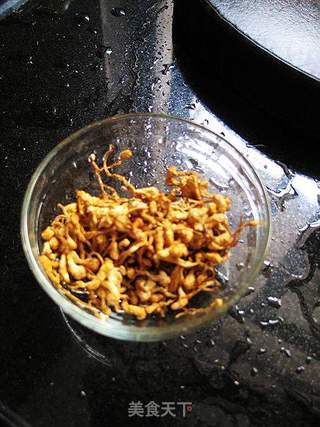 不寒不燥,冬季进补好选择---虫草花蒸鸡的做法步骤:4