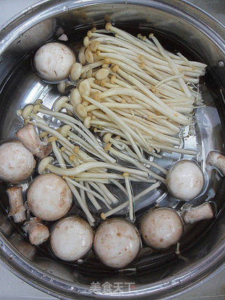 【百姓家的冬季养生菜】鸡腿菌菇汤的做法步骤:2