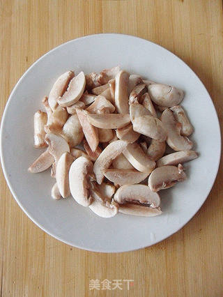 【百姓家的冬季养生菜】鸡腿菌菇汤的做法步骤:7