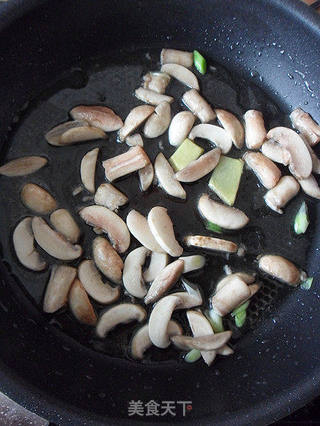 【百姓家的冬季养生菜】鸡腿菌菇汤的做法步骤:8