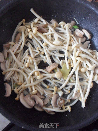 【百姓家的冬季养生菜】鸡腿菌菇汤的做法步骤:9