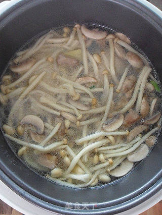 【百姓家的冬季养生菜】鸡腿菌菇汤的做法步骤:11