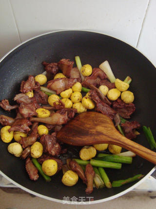 【冬季养生菜】栗子鸽肉煲的做法步骤:7