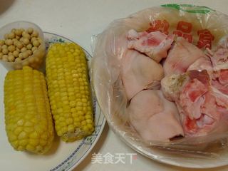 越喝越美丽的冬季汤煲----黄豆玉米蹄髈汤的做法步骤：1