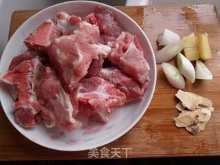 鲜蘑银耳大骨汤的做法步骤：1