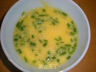 葱花鸡蛋面的做法步骤：2