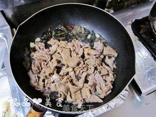 益气补虚的快手菜——酸菜炒牛肉的做法步骤:11