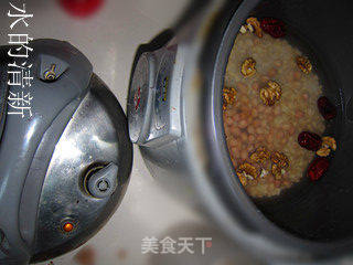 润肺养颜的滋补粥-核桃花生红枣粥的做法步骤:7
