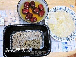 甜蜜蜜的养颜佳品——红枣雪耳薏仁羹的做法步骤：1