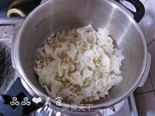 甜蜜蜜的养颜佳品——红枣雪耳薏仁羹的做法步骤:6