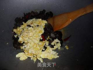 木耳炒鸡蛋的做法步骤:7
