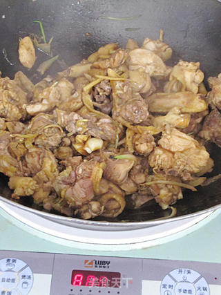 【冬季养生菜】木耳砂锅鸡的做法步骤：8