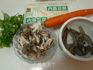 温暖鲜美的----鲜虾豆腐菌菇煲的做法步骤：1