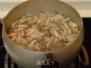 温暖鲜美的----鲜虾豆腐菌菇煲的做法步骤：2