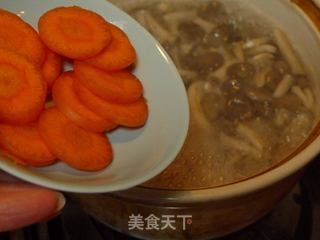 温暖鲜美的----鲜虾豆腐菌菇煲的做法步骤：7