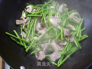 芦笋口蘑炒肉片的做法步骤：6