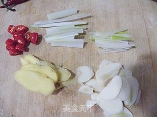 红烧鲤鱼的做法步骤:2