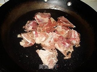 猪骨土豆的做法步骤：1