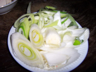 驱寒暖身的---香辣大葱焖豆腐的做法步骤：2