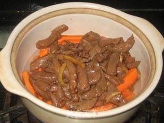 牛肉胡萝卜砂锅煲的做法步骤:5