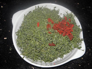 益母草煲老鸡汤的做法步骤:2