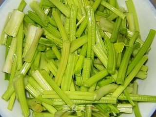 芹菜炒鸡杂的做法步骤:2