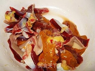 芹菜炒鸡杂的做法步骤：1